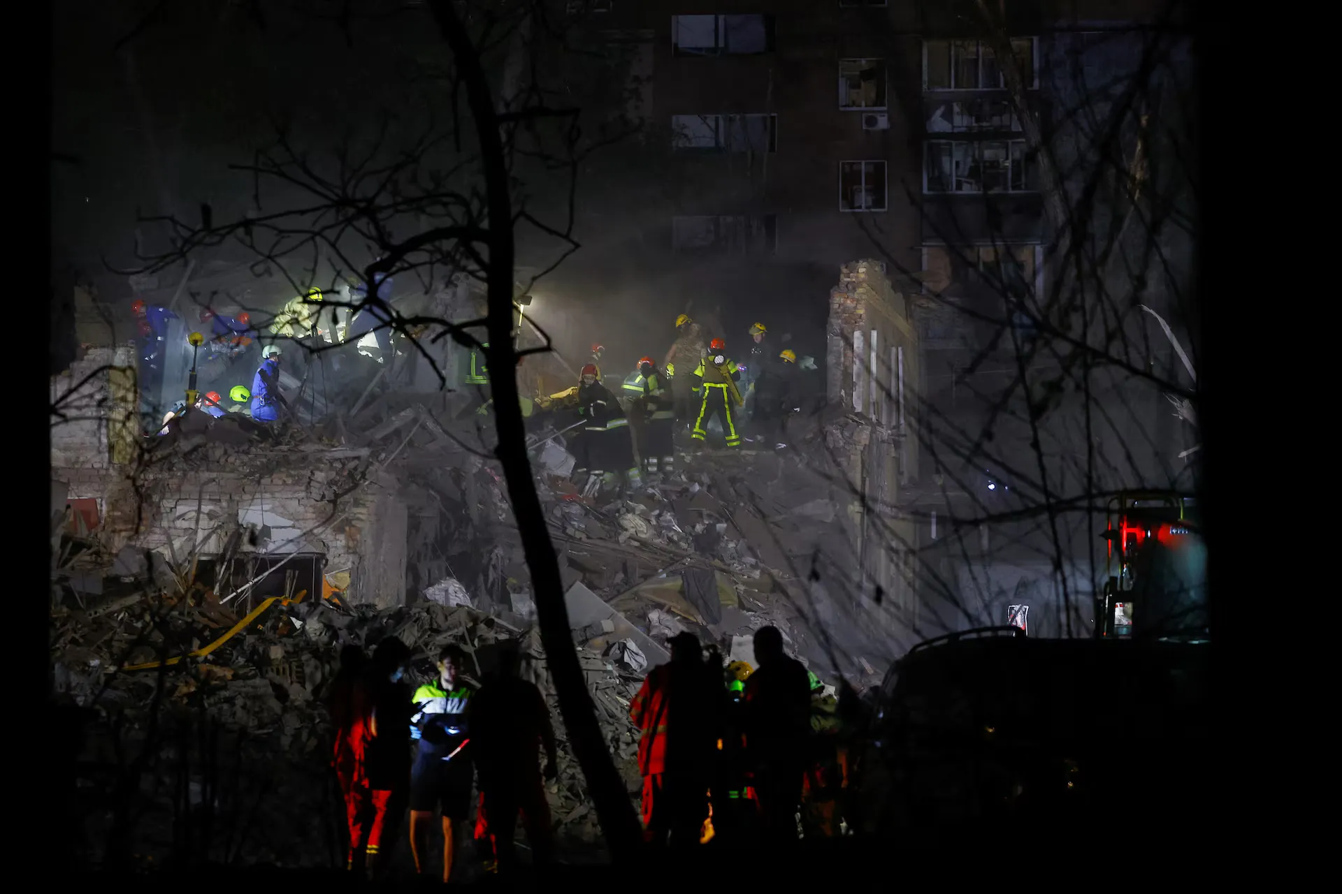 Рятувальники працюють на місці ураження житлового будинку російською балістичною ракетою на тлі нападу Росії на Україну, Київ, Україна, 24 квітня 2025 року.